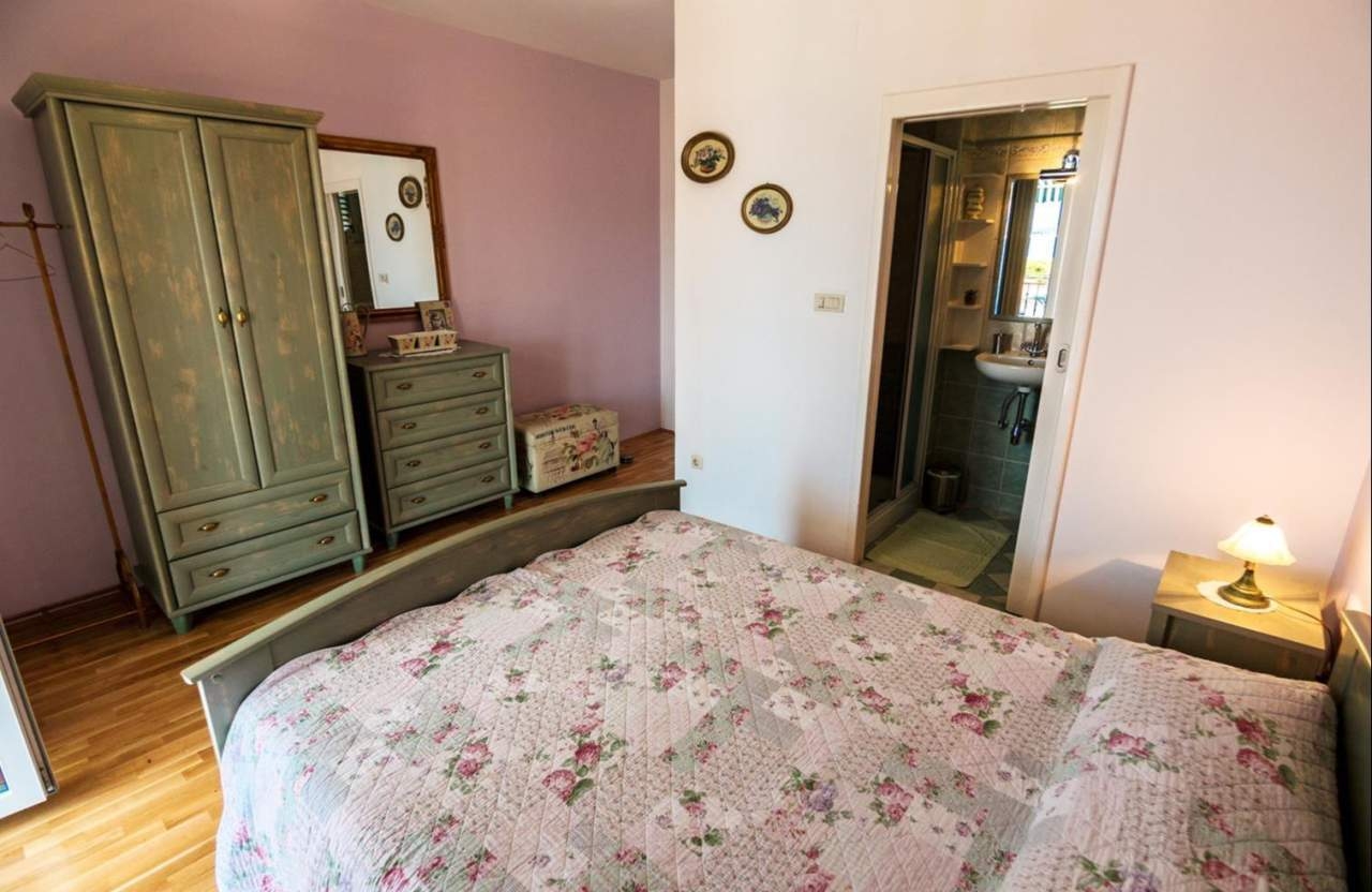 Three bedroom house with terrace and sea view Barbat, Rab  K
