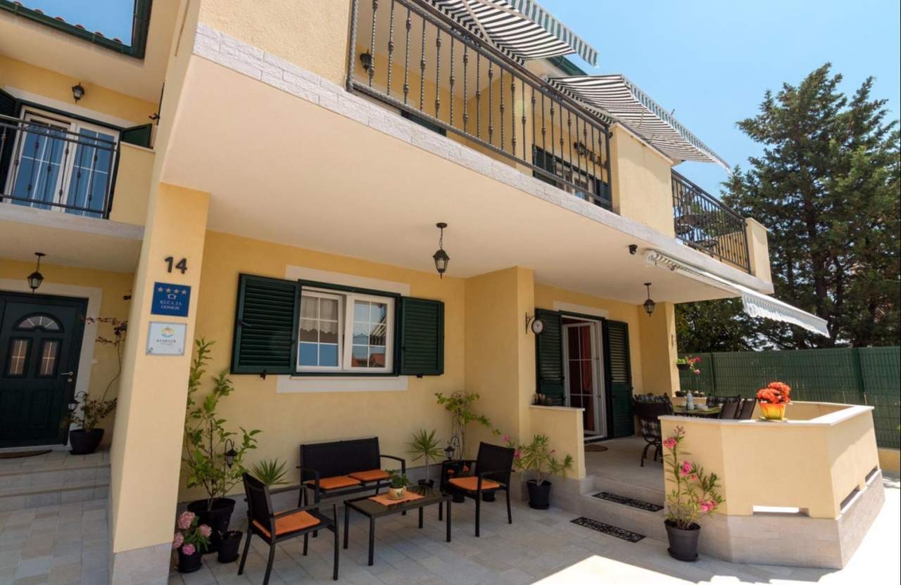 Three bedroom house with terrace and sea view Barbat, Rab  K