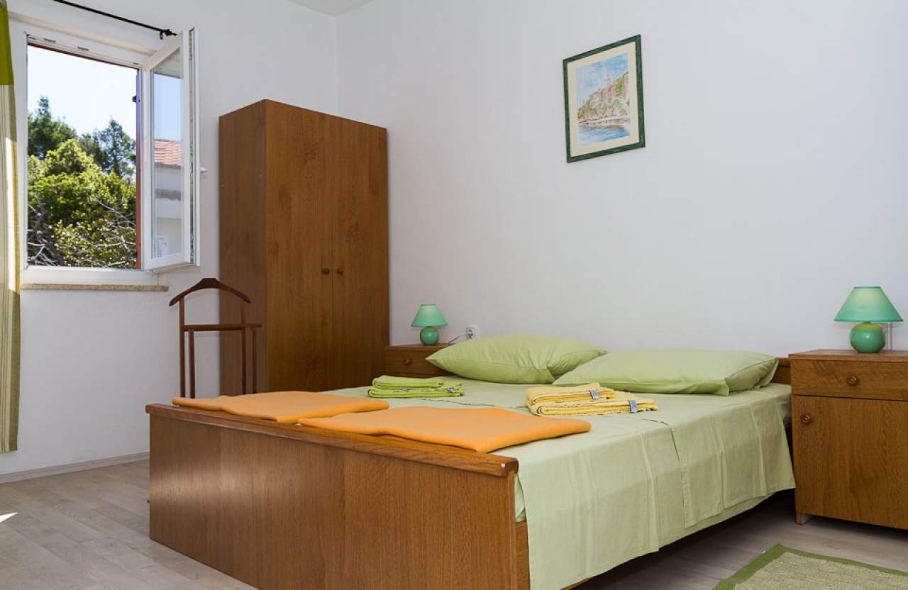 Two bedroom apartment with terrace and sea view Banjol, Rab  A-a