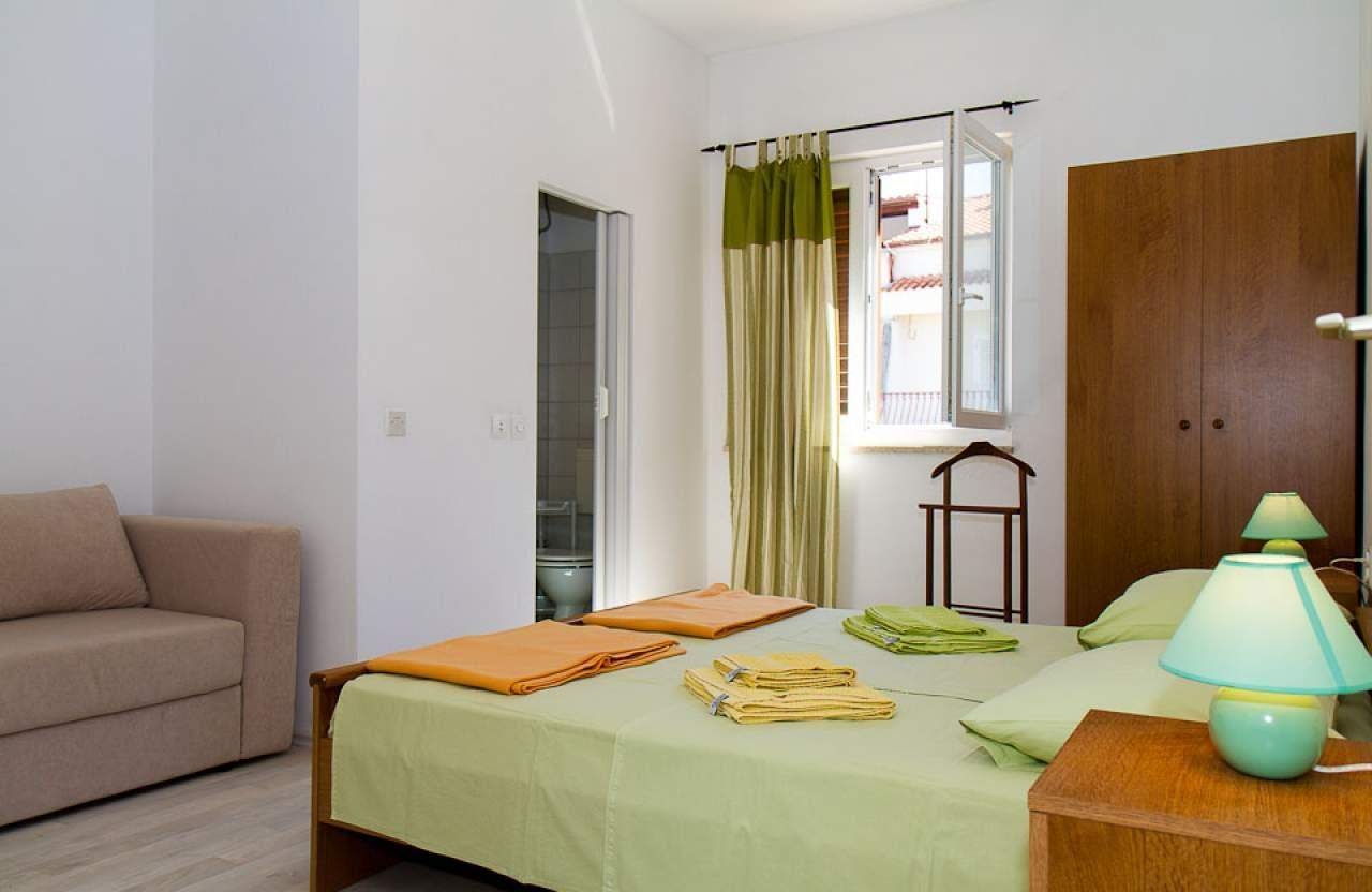 Two bedroom apartment with terrace and sea view Banjol, Rab  A-a