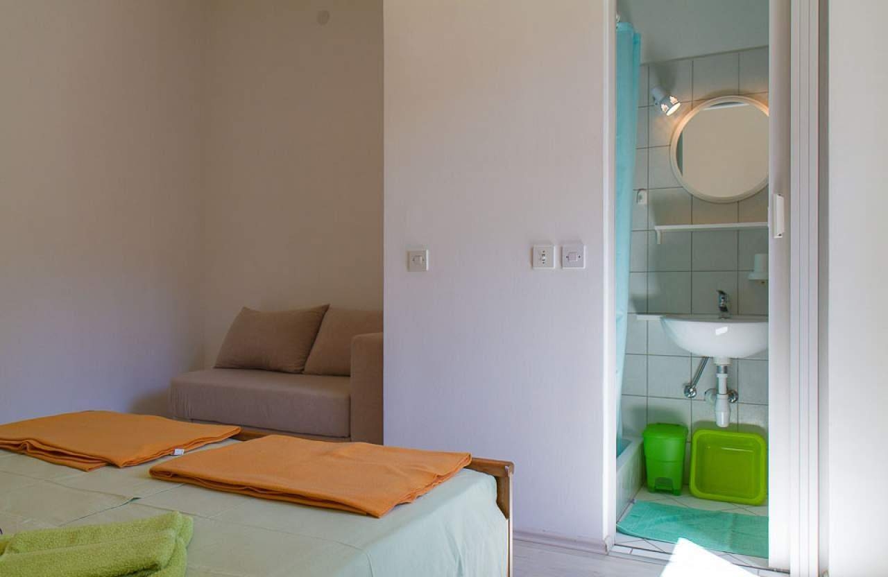 Two bedroom apartment with terrace and sea view Banjol, Rab  A-a