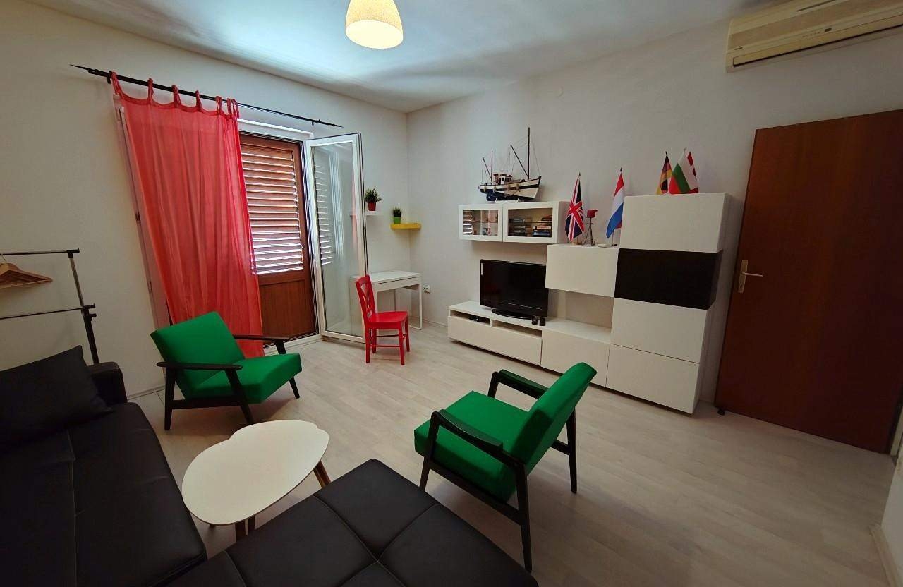 Two bedroom apartment with terrace and sea view Banjol (Rab) (A-22421-a)