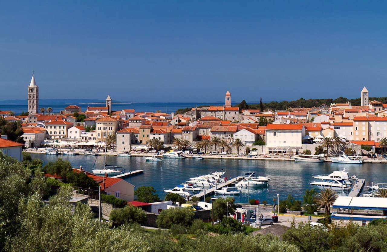 Two bedroom apartment with terrace and sea view Banjol, Rab  A-a