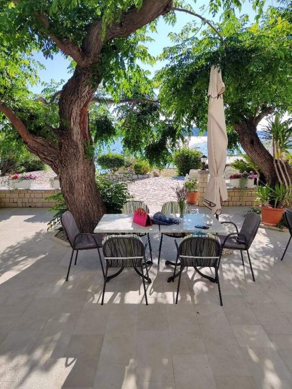 One bedroom apartment with terrace and sea view Barbat, Rab  A-a