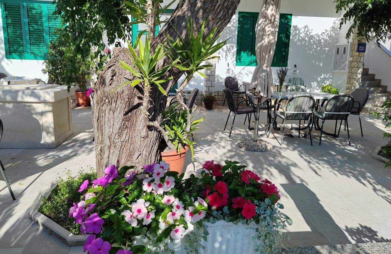 One bedroom apartment with terrace and sea view Barbat, Rab  A-a