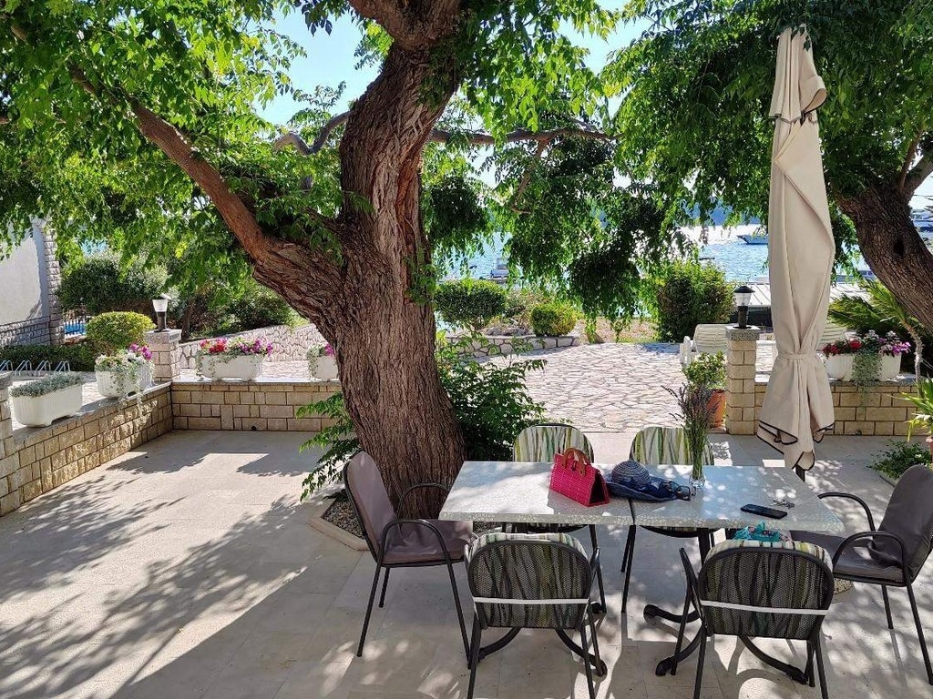 One bedroom apartment with terrace and sea view Barbat, Rab  A-a