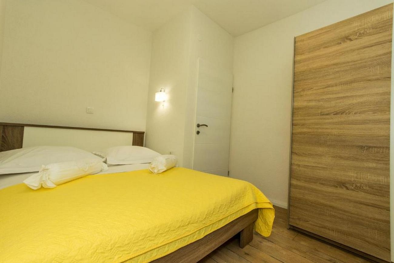 Three bedroom apartment with terrace and sea view Šibenik  A-a