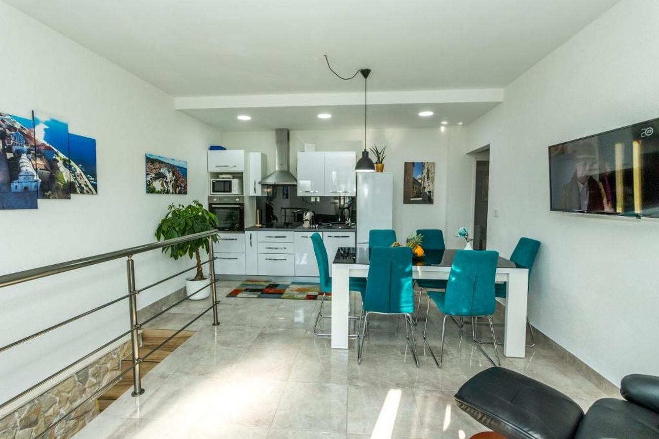Three bedroom apartment with terrace and sea view Šibenik  A-a
