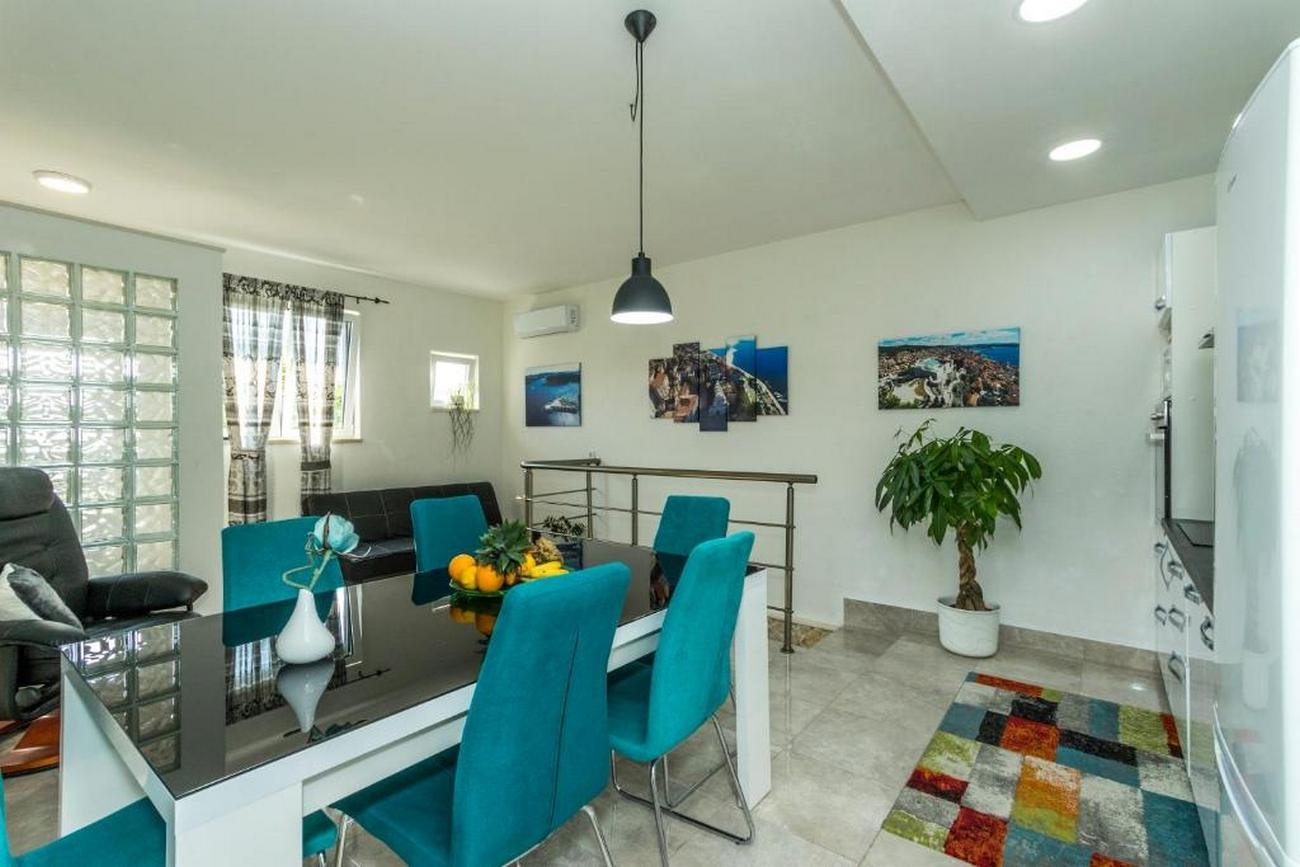 Three bedroom apartment with terrace and sea view Šibenik  A-a