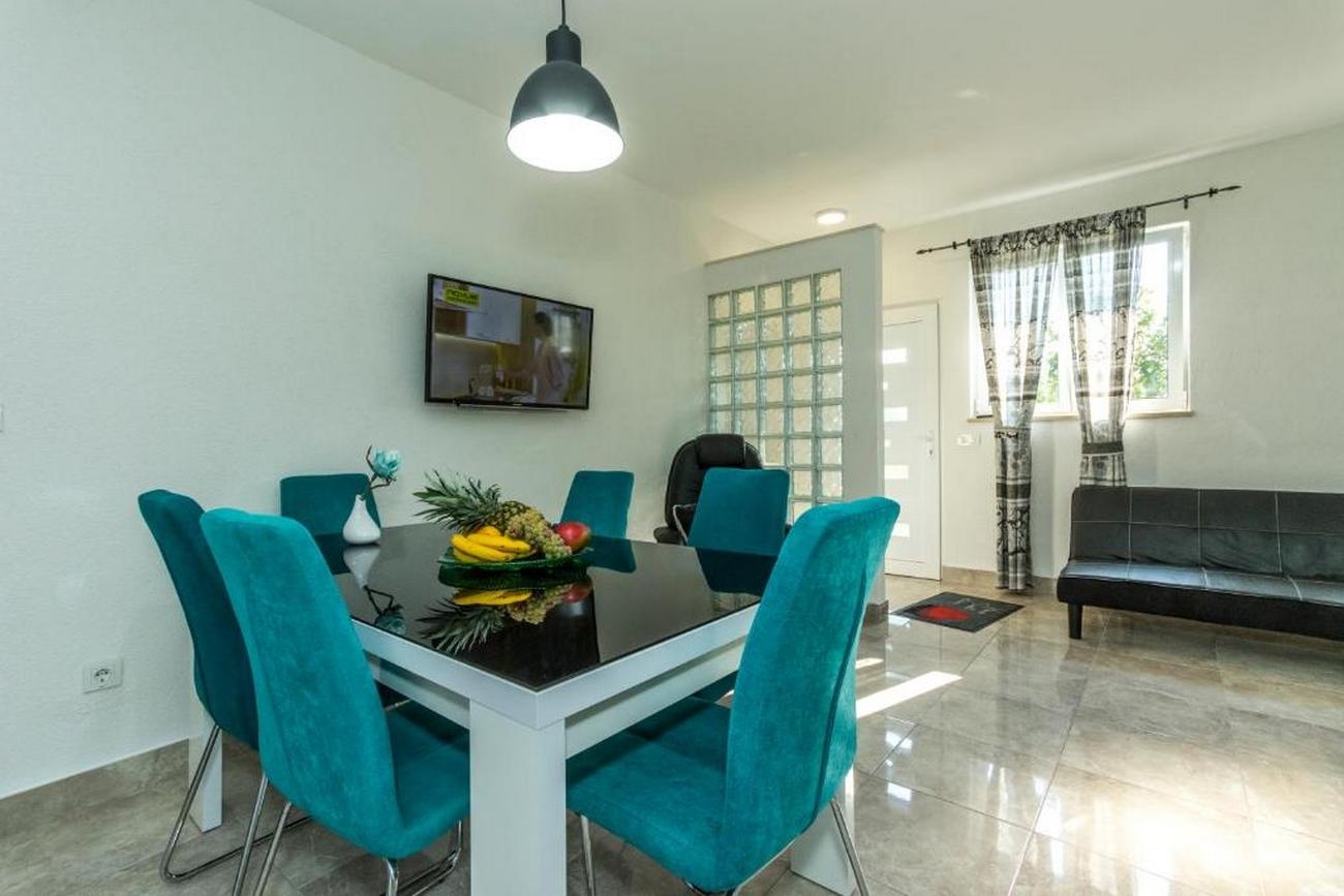 Three bedroom apartment with terrace and sea view Šibenik  A-a