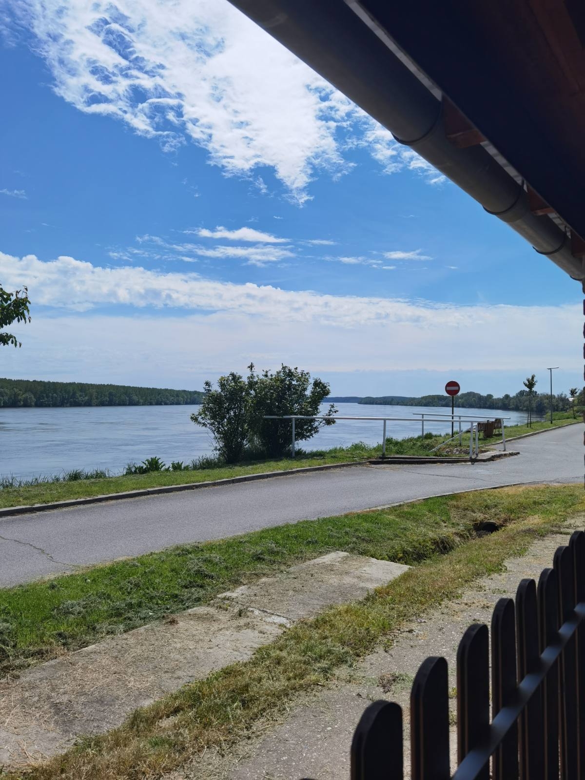 Comfortable and spacious house with terrace Dalj, Slavonija  K