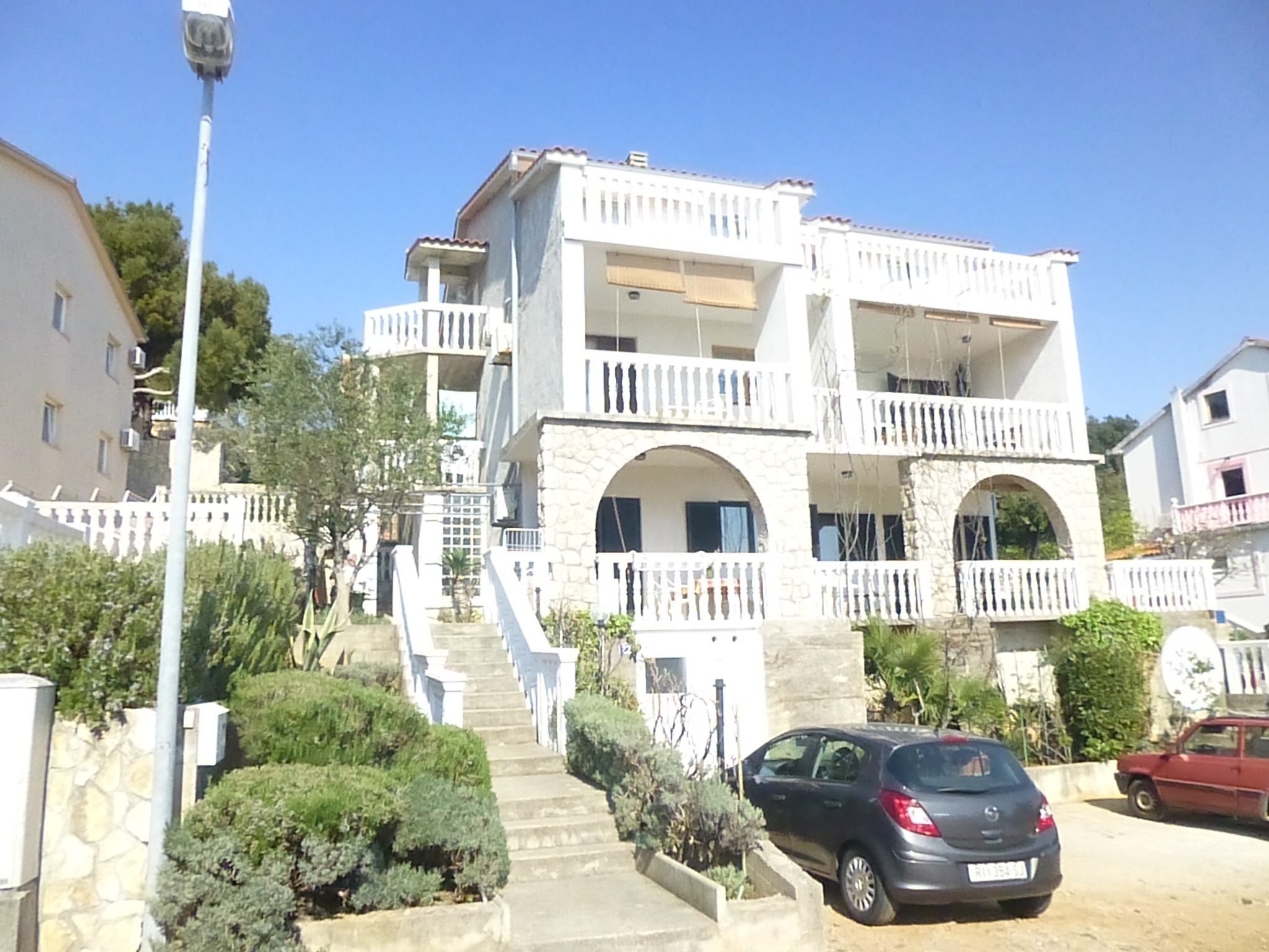Dvosobni apartman s terasom i pogledom na more Omišalj, Krk  A-a