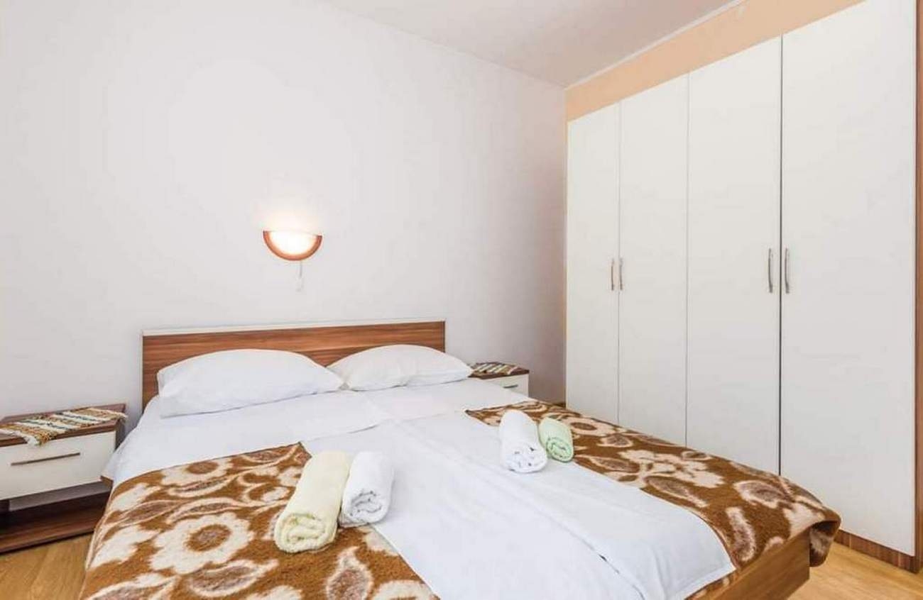 Two bedroom apartment with terrace and sea view Barbat, Rab  A-b