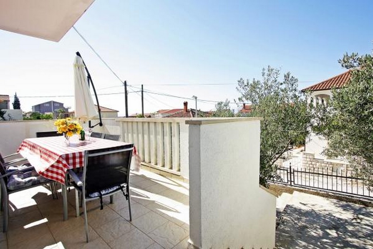 Four bedroom apartment with terrace Supetar, Brač  A-a