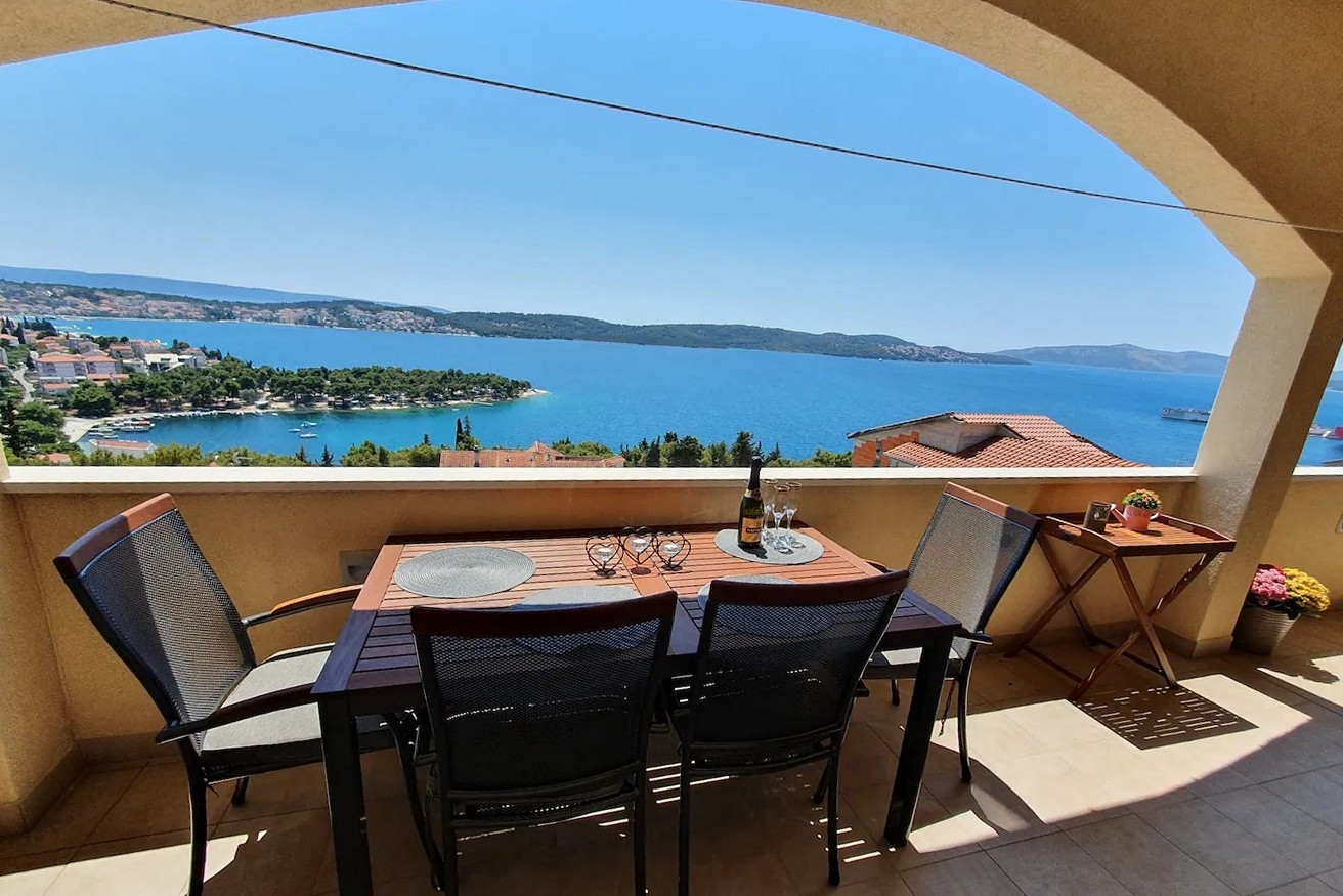 Three bedroom apartment with terrace and sea view Trogir  A-a