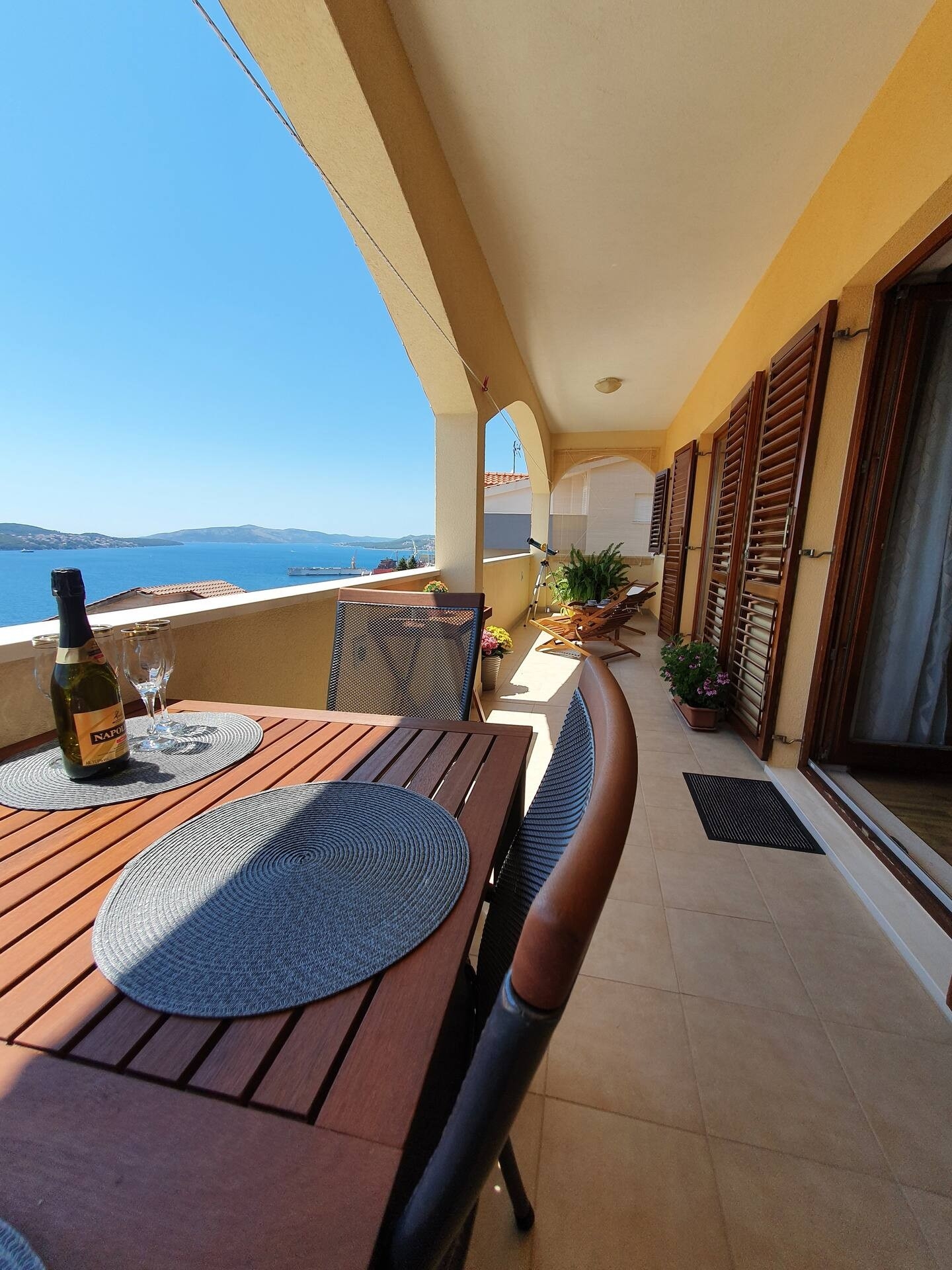 Three bedroom apartment with terrace and sea view Trogir  A-a