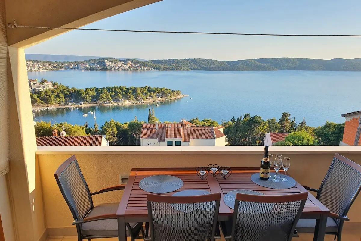 Three bedroom apartment with terrace and sea view Trogir  A-a