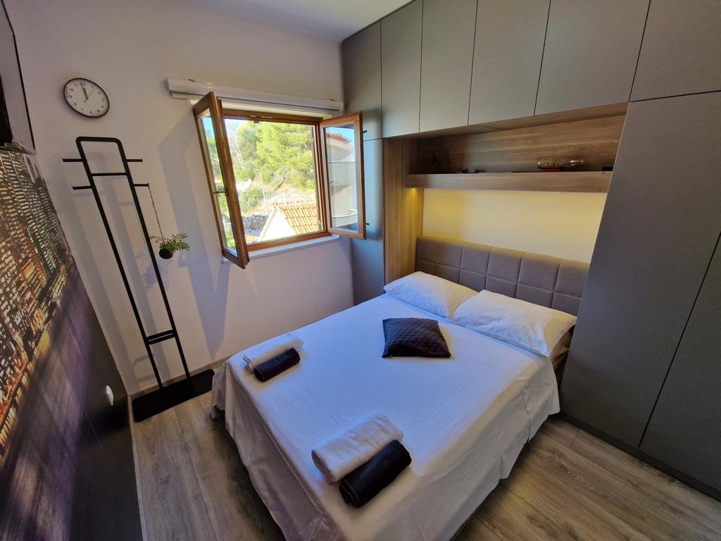 Three bedroom apartment with terrace and sea view Trogir  A-a