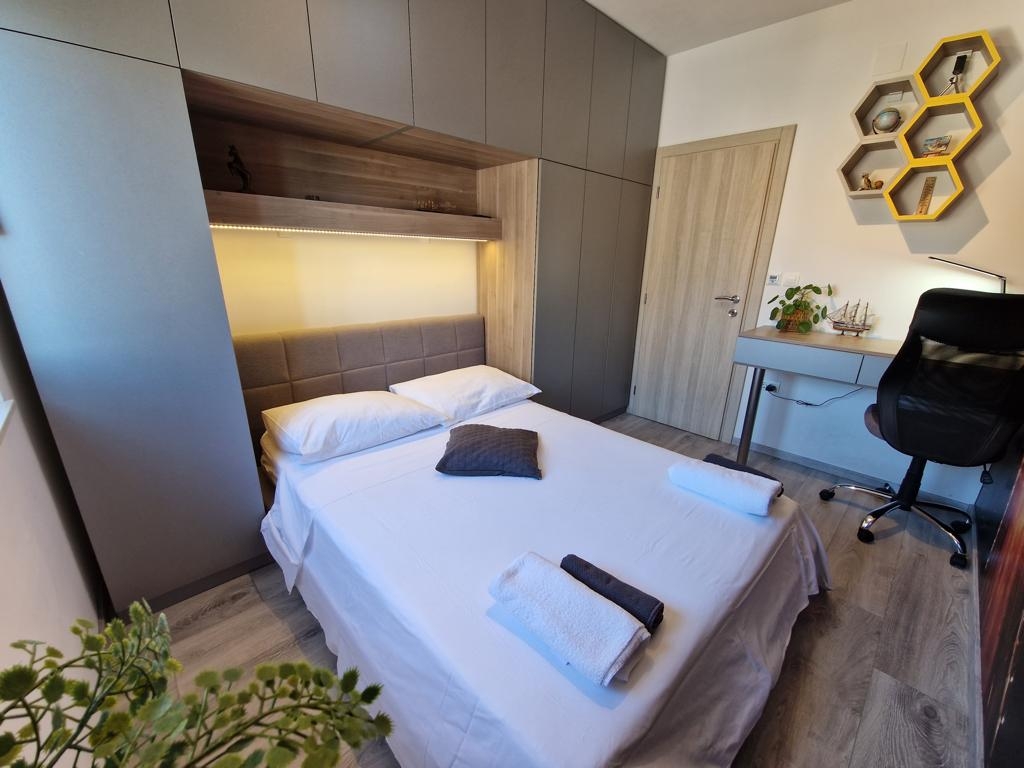 Three bedroom apartment with terrace and sea view Trogir  A-a