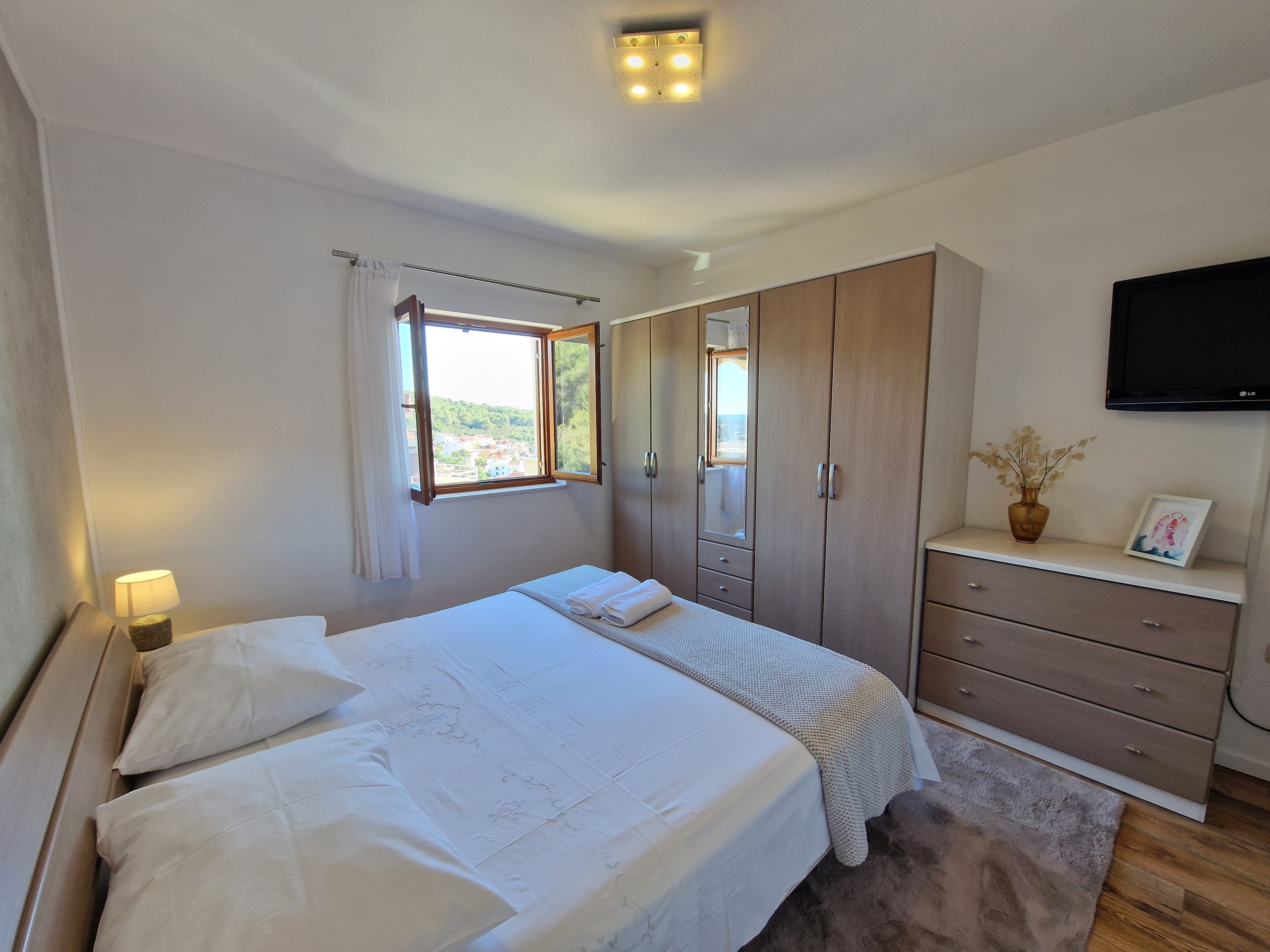 Three bedroom apartment with terrace and sea view Trogir  A-a