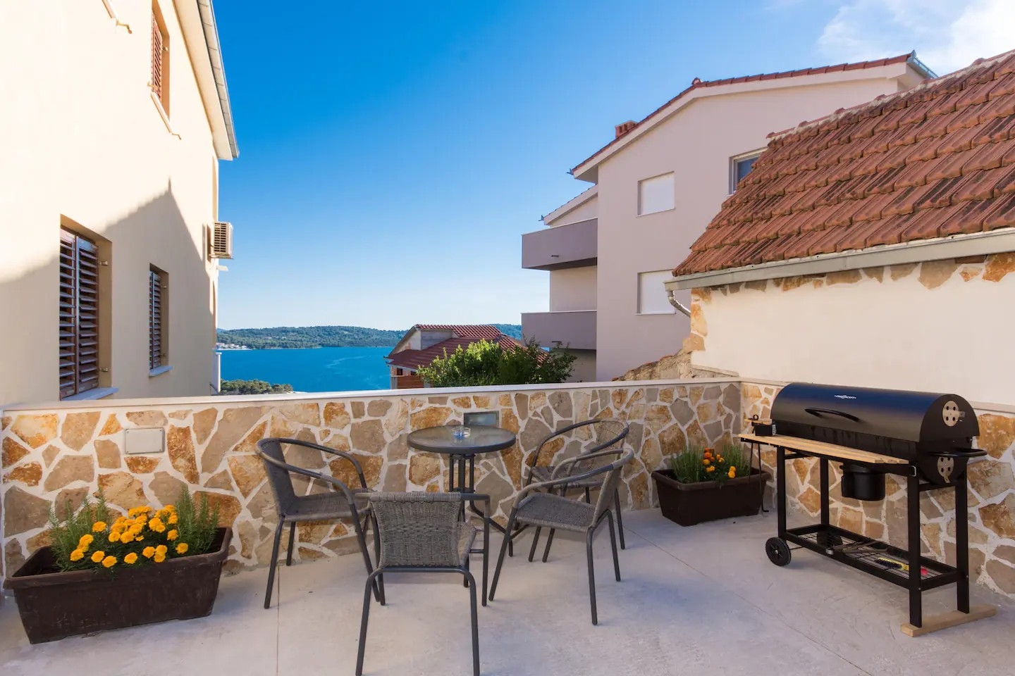 Three bedroom apartment with terrace and sea view Trogir  A-a