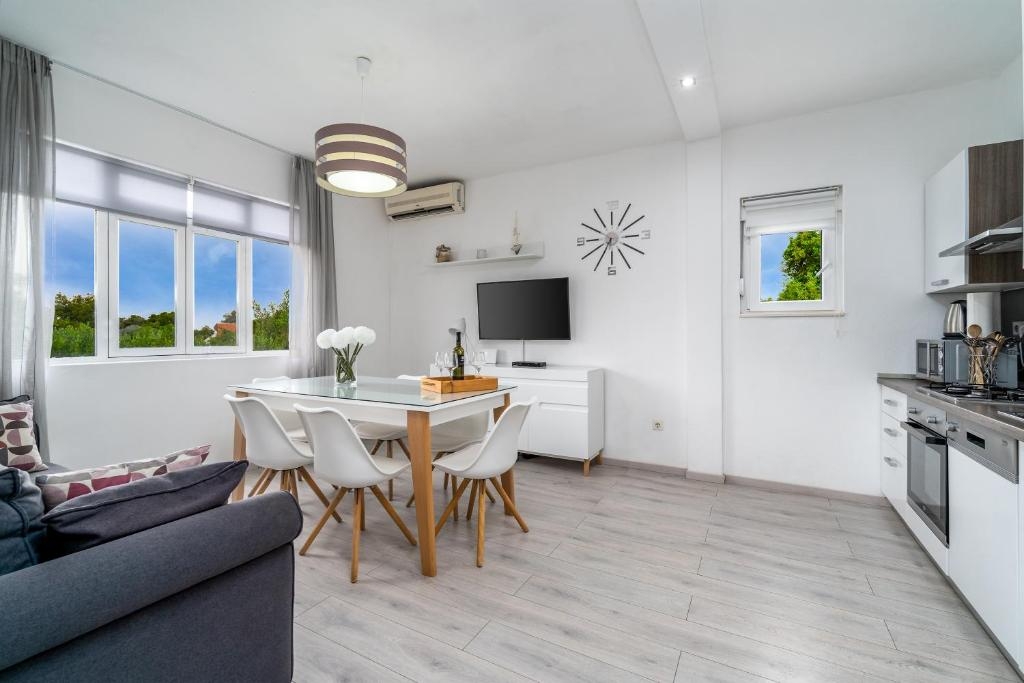 Four-bedroom house with terrace and sea view Ražanj, Rogoznica (K-22513)