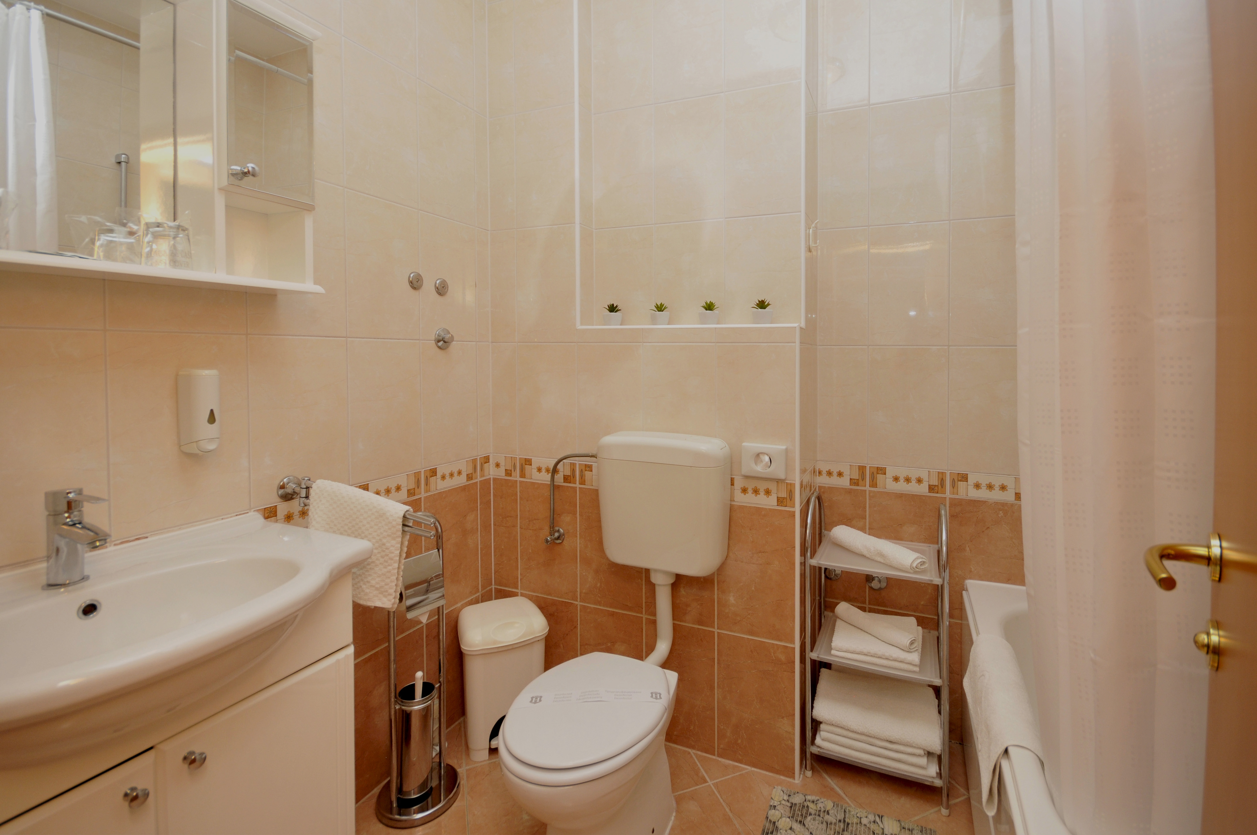 Two bedroom apartment with balcony Trogir  A-a