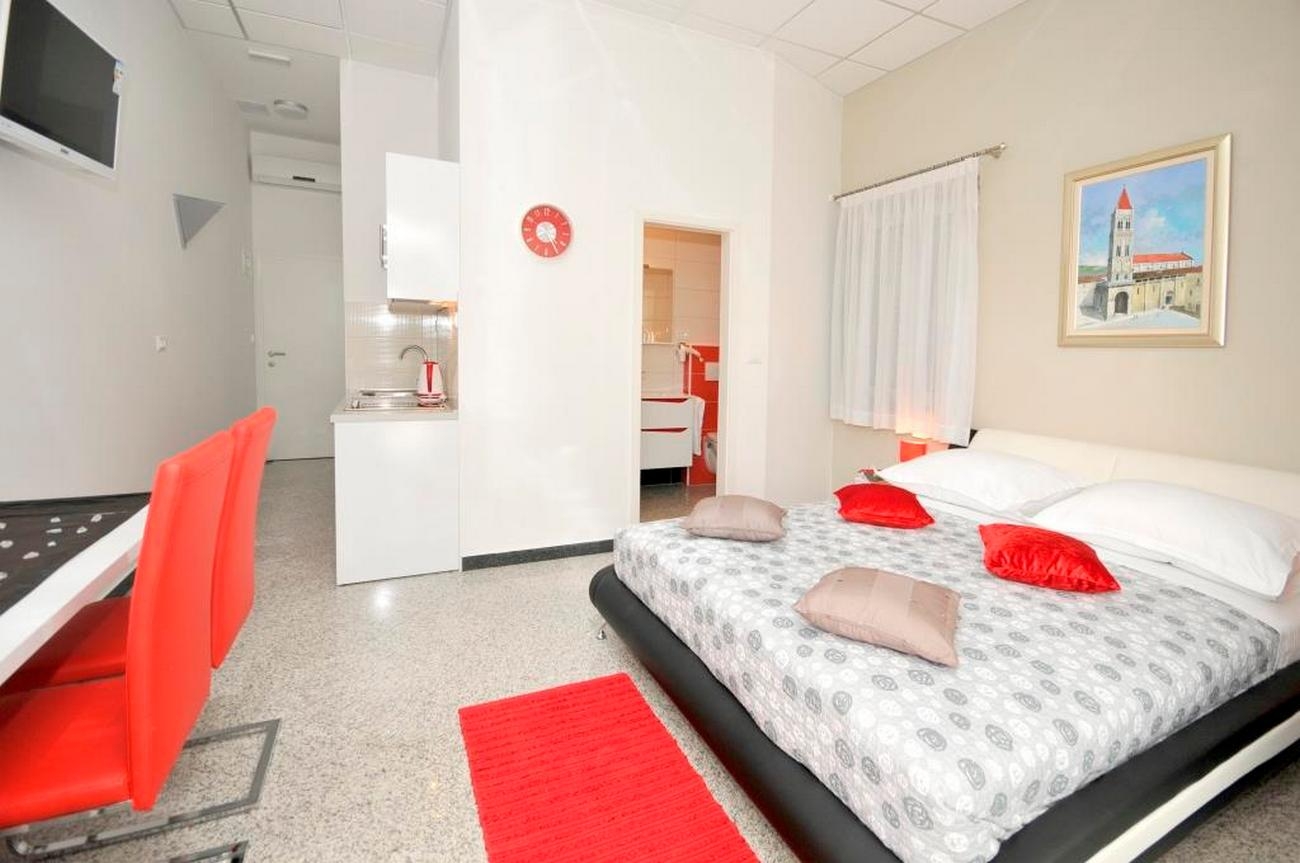 Studio flat with balcony Trogir  AS-a
