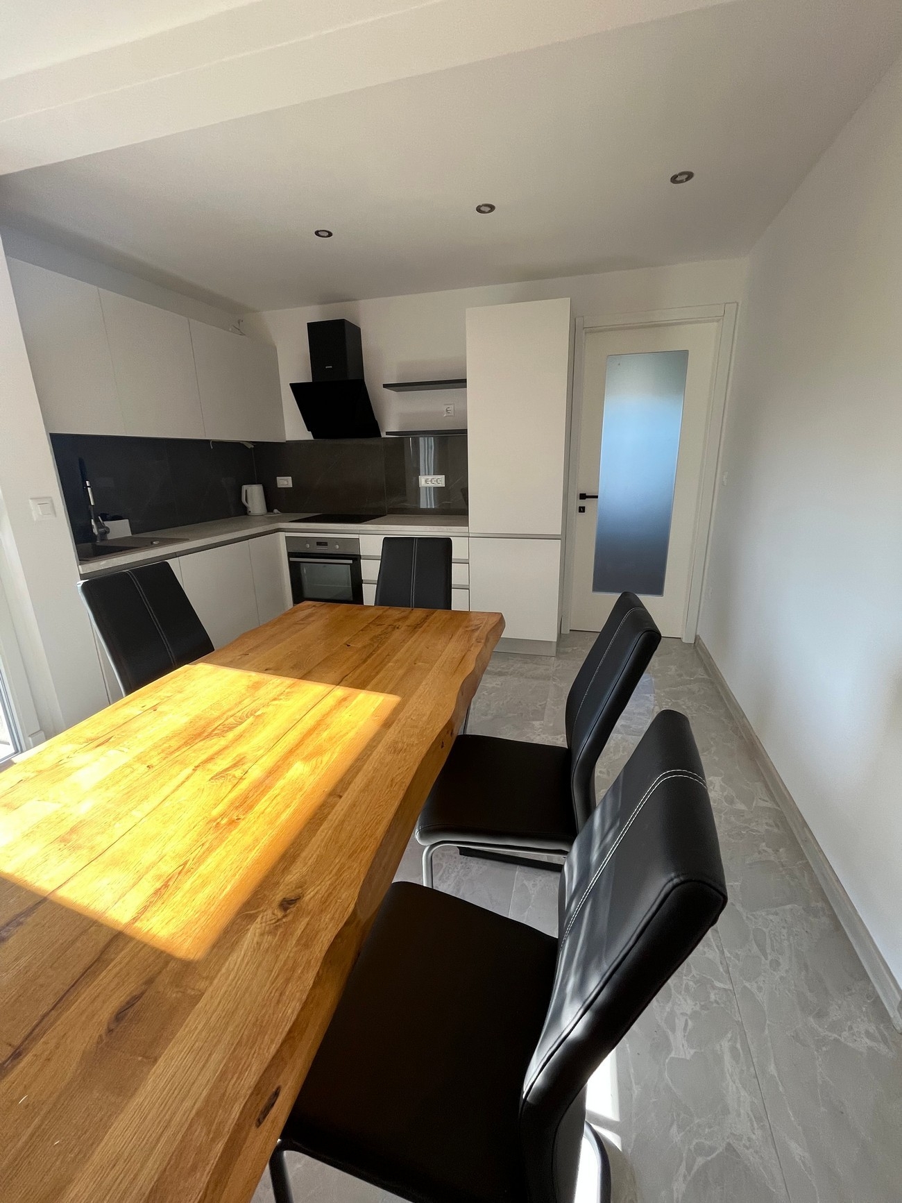 Three bedroom apartment with balcony Kaštel Štafilić, Kaštela  A-d