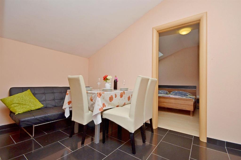 One bedroom apartment with air-conditioning Vodice (A-22557-a)