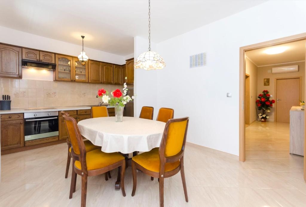 Three bedroom apartment with terrace Vodice  A-c
