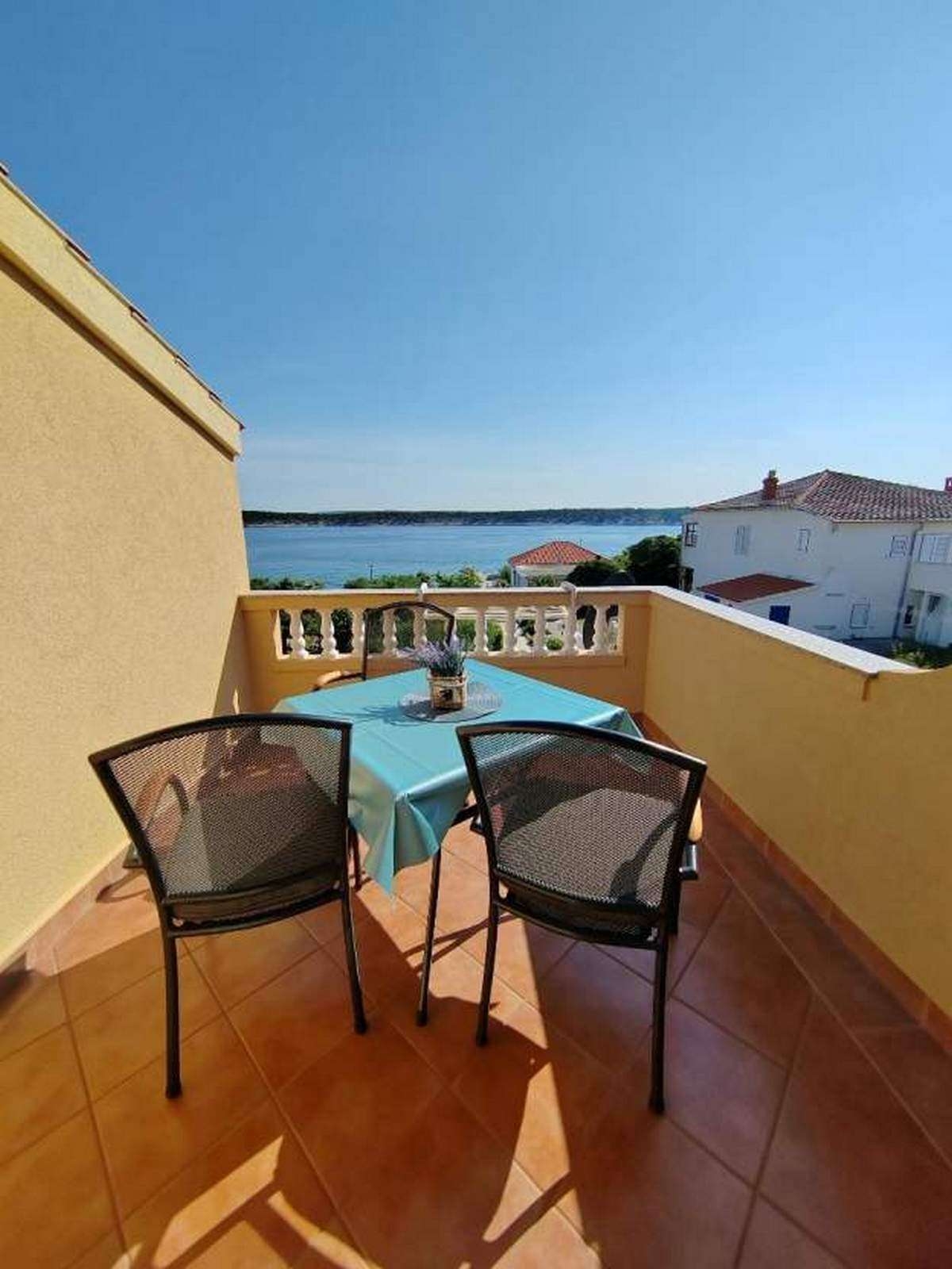 One bedroom apartment near beach Barbat, Rab  A-a