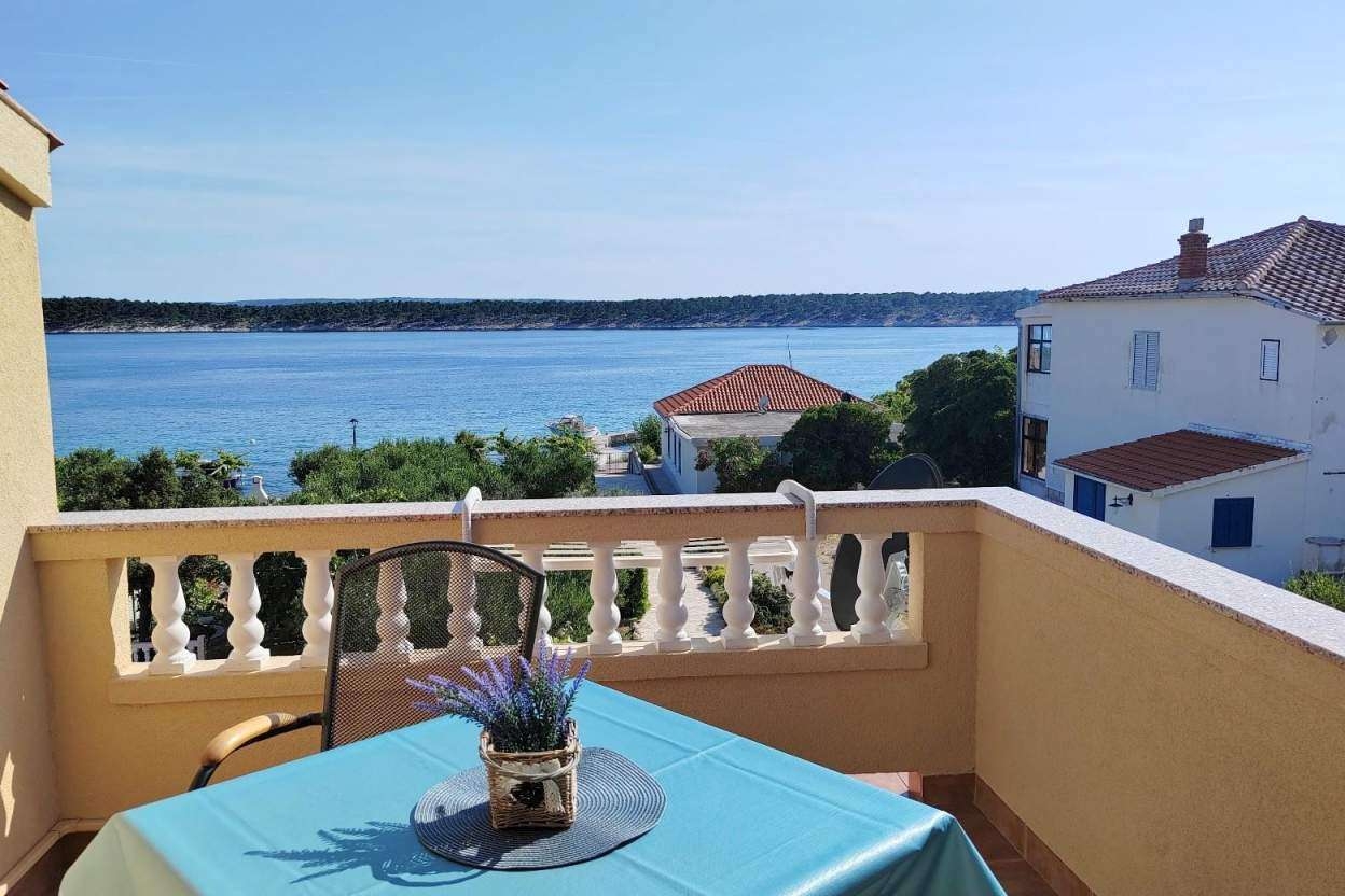 One bedroom apartment near beach Barbat, Rab  A-a
