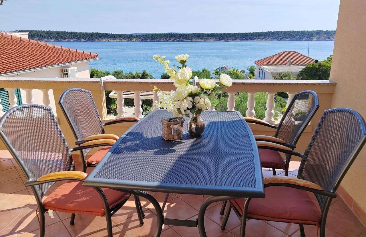 Two bedroom apartment near beach Barbat, Rab  A-b