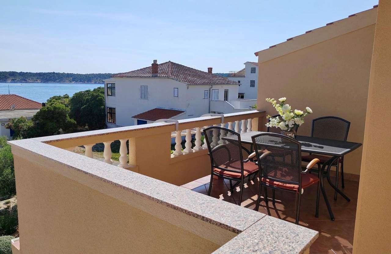 Two bedroom apartment near beach Barbat, Rab  A-b