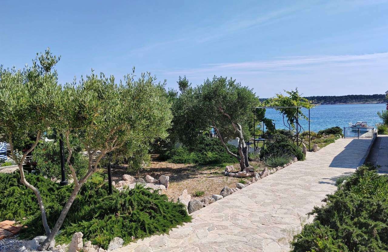 One bedroom apartment near beach Barbat, Rab (A-22561-a) One bedroom apartment near beach Barbat, Rab (A-22561-a)