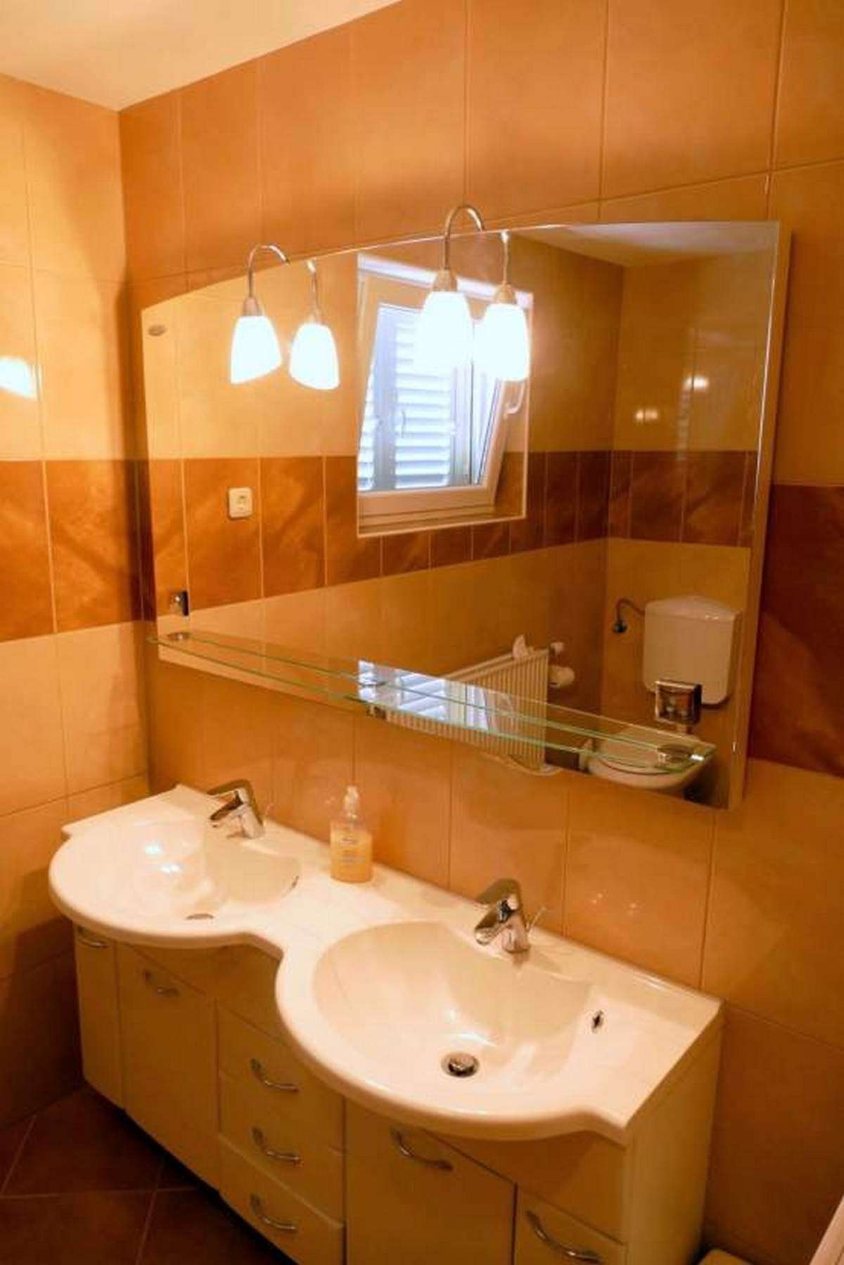Two bedroom apartment with terrace Palit, Rab  A-b