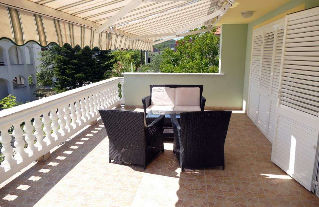 Two bedroom apartment with terrace Palit, Rab  A-b