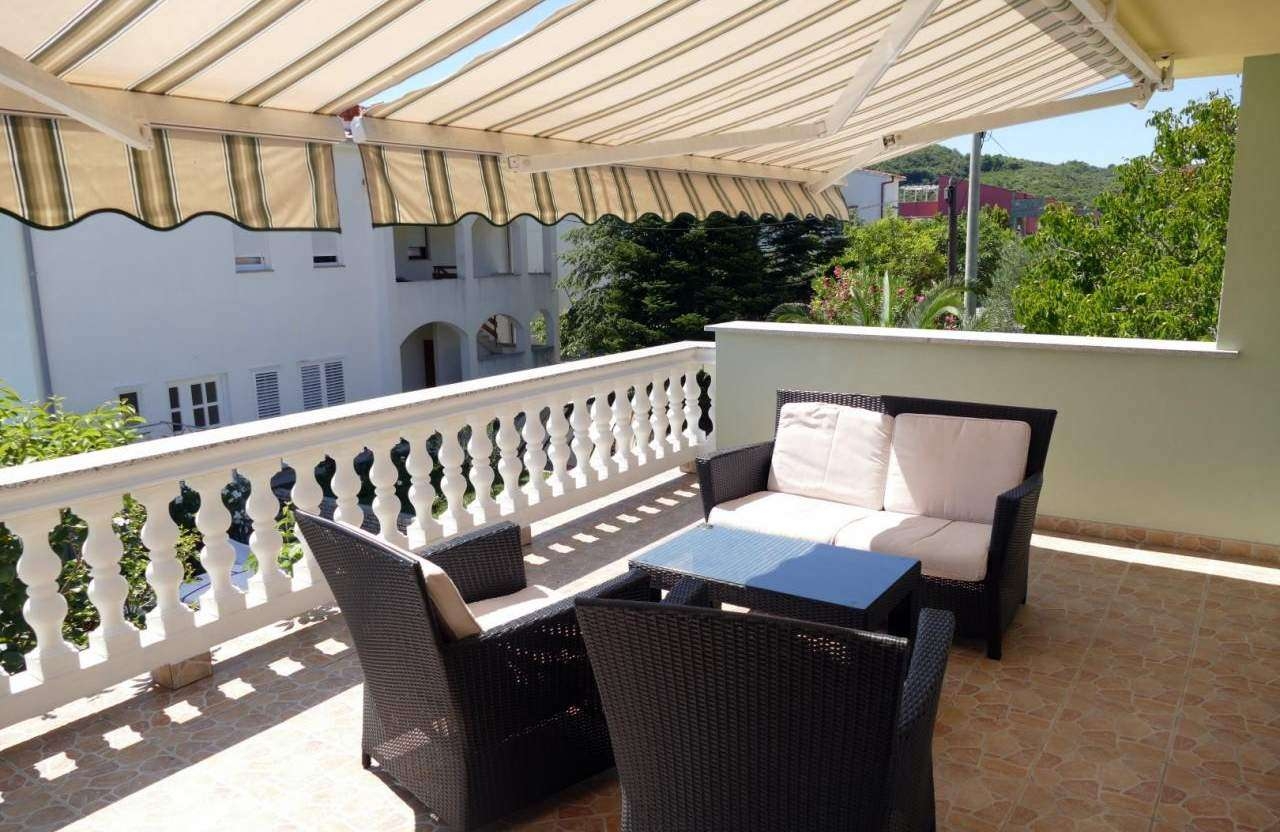 Two bedroom apartment with terrace Palit, Rab  A-b