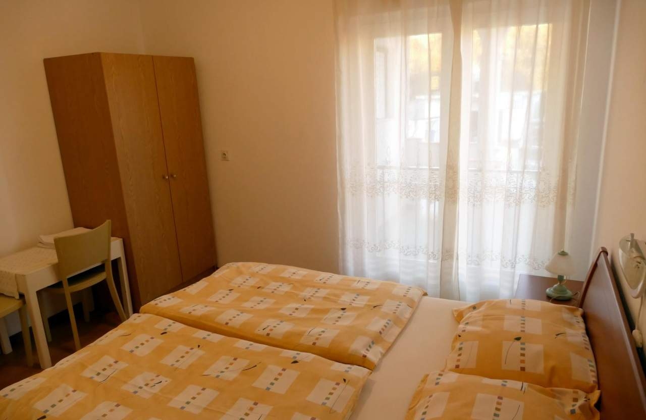 Two bedroom apartment with terrace and sea view Barbat, Rab  A-a