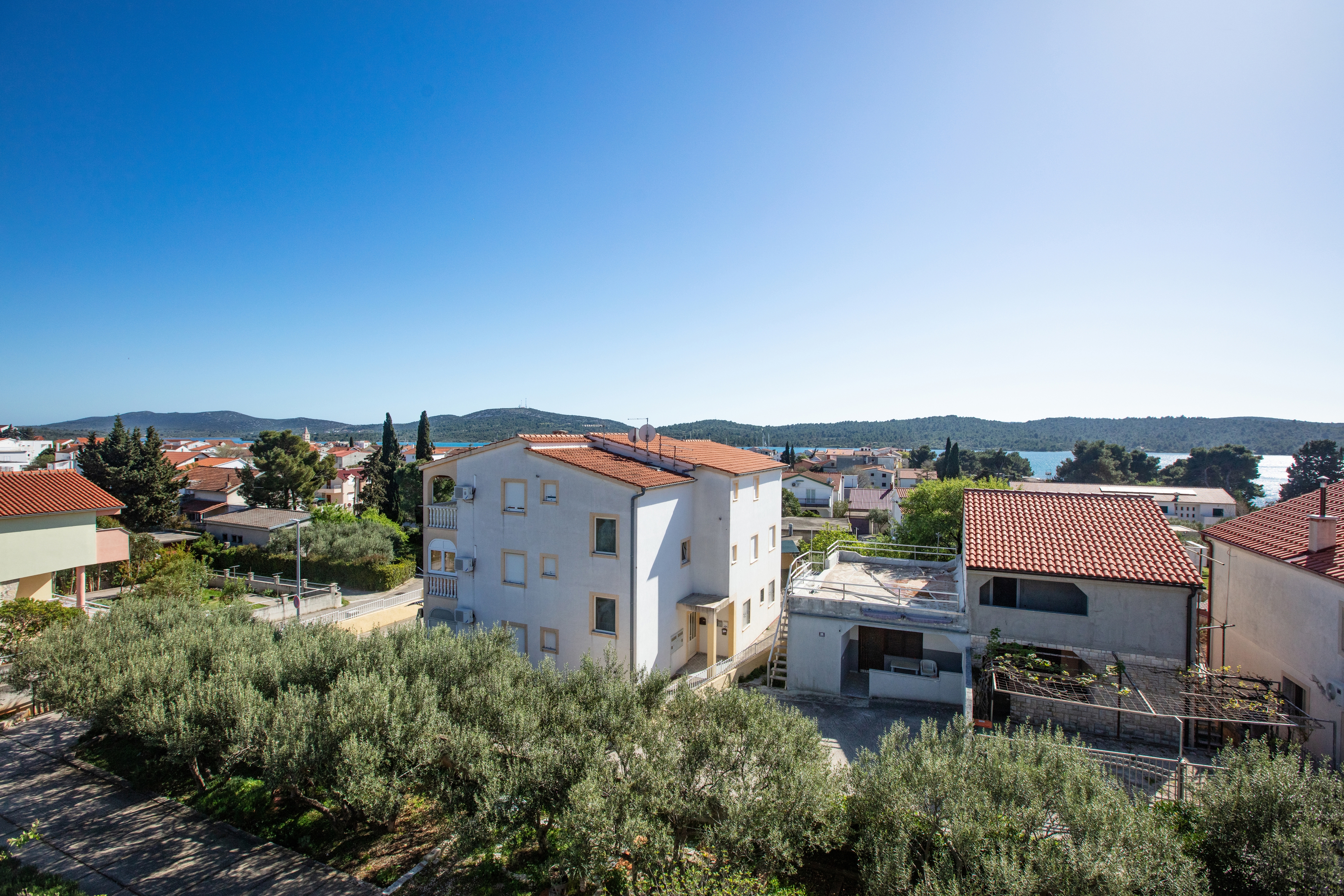 Three bedroom apartment with balcony and sea view Pirovac, Šibenik  A-c