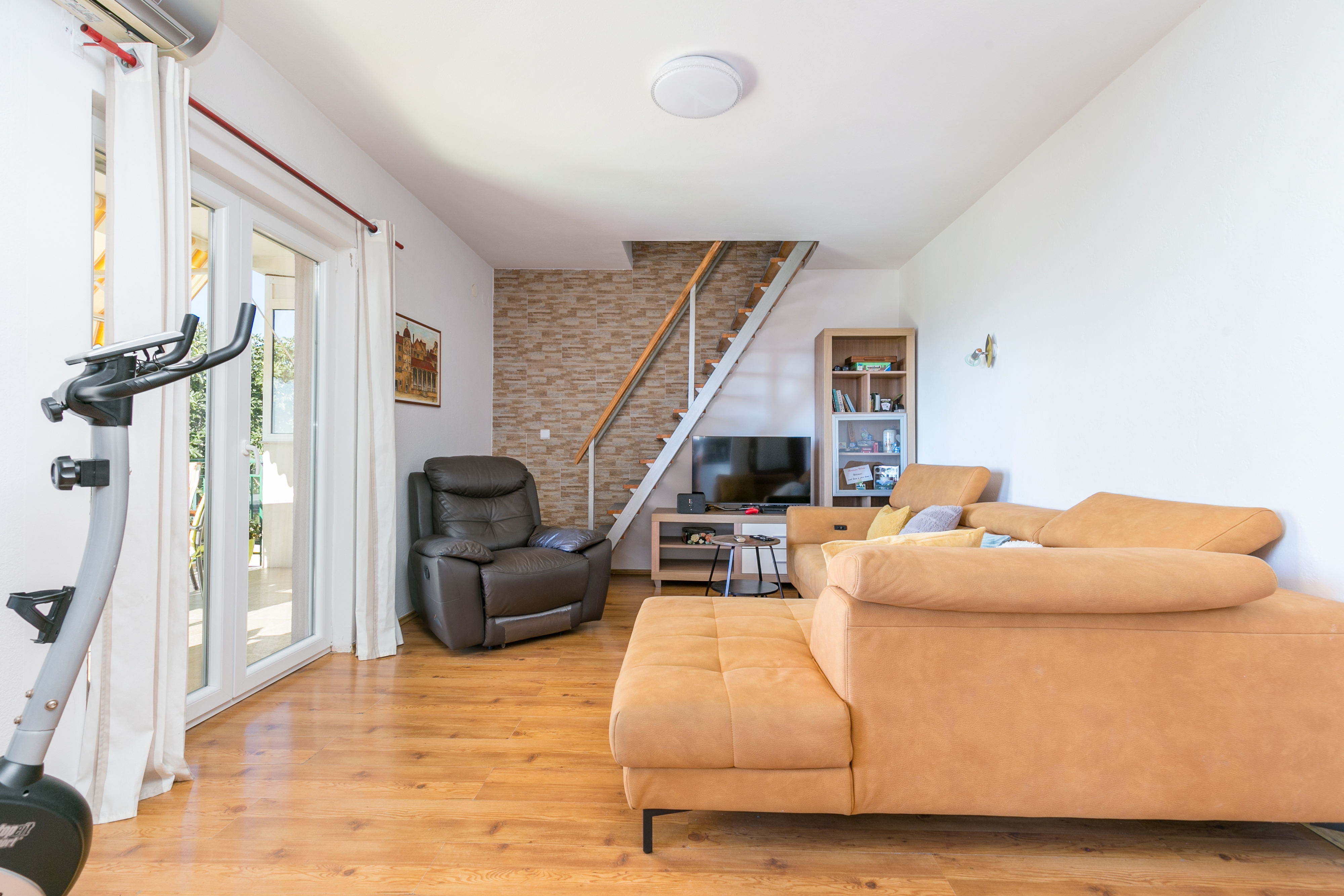 Comfortable and spacious apartment with terrace and sea view Kaštel Novi, Kaštela (A-22569-a)