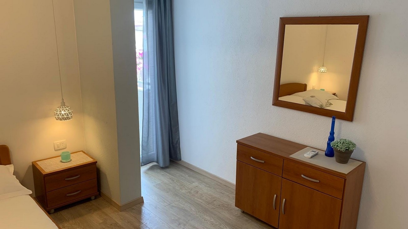 One bedroom apartment with terrace and sea view Drašnice, Makarska  A-d