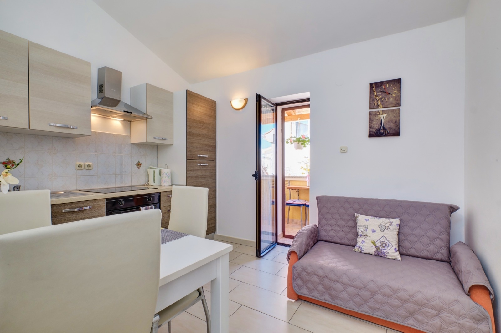 One bedroom apartment near beach Martinšćica, Cres (A-22582-a) One bedroom apartment near beach Martinšćica, Cres (A-22582-a)