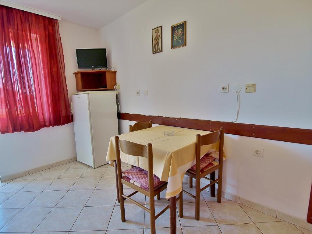 One bedroom apartment with balcony and sea view Lopar, Rab (A-22583-b)