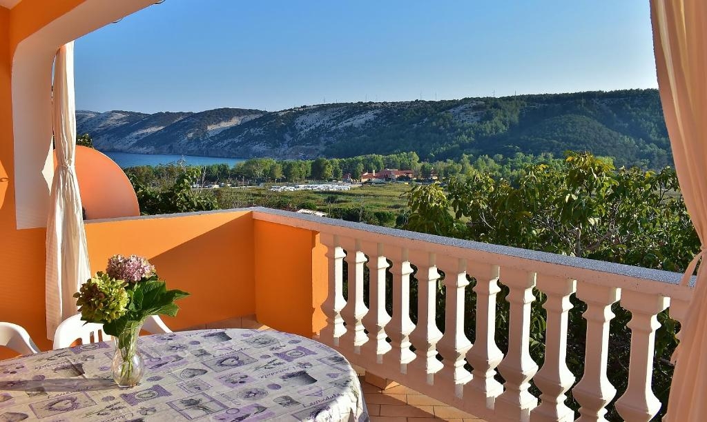 Dvosobni apartma Z balkonom in pogledom na morje Lopar, Rab  A-c