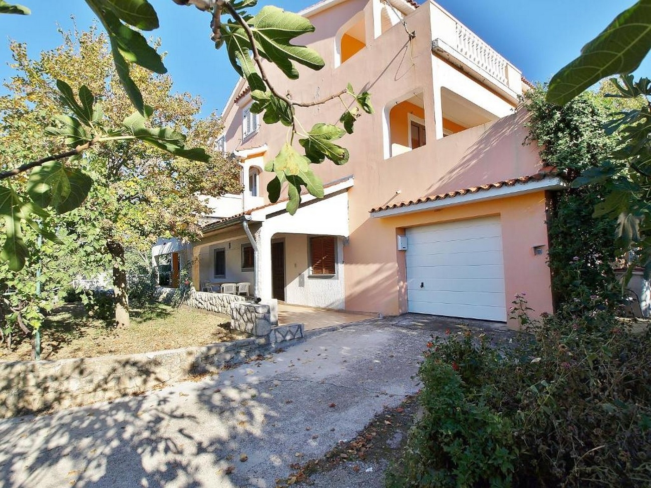 Two bedroom apartment with terrace and sea view Lopar, Rab (A-22583-a)