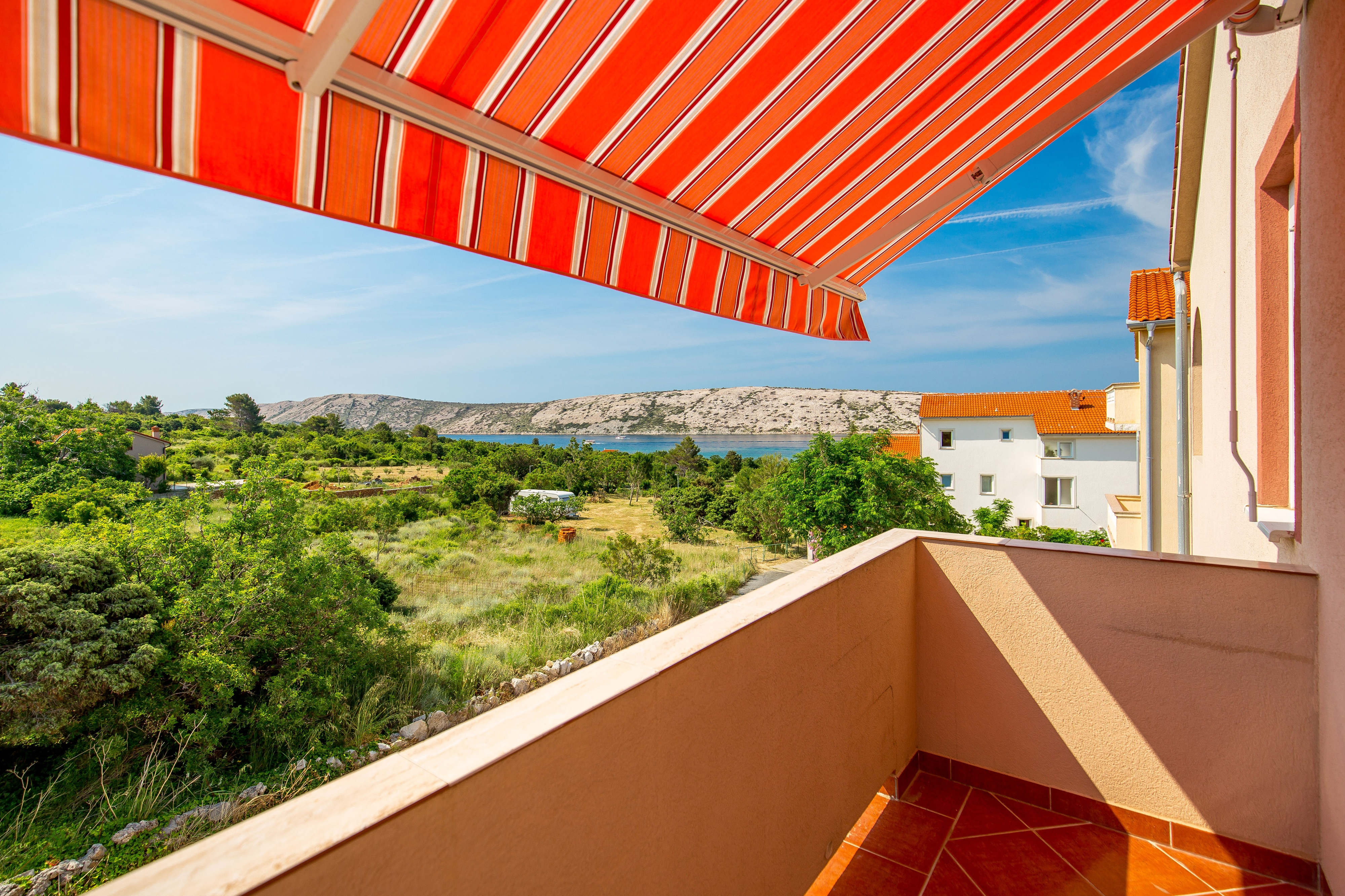 One bedroom apartment with terrace and sea view Barbat, Rab  A-a