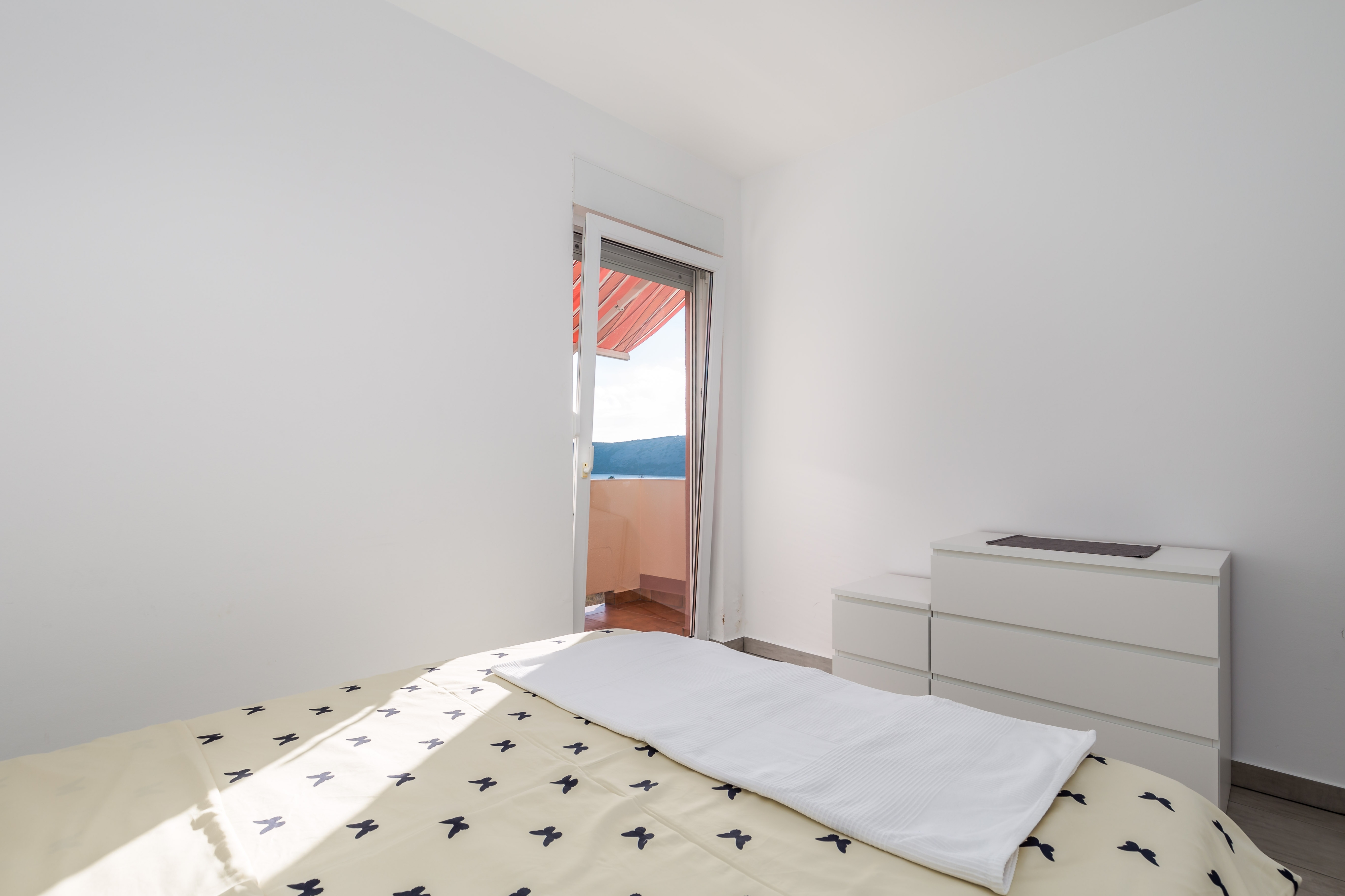 One bedroom apartment with terrace and sea view Barbat, Rab  A-a