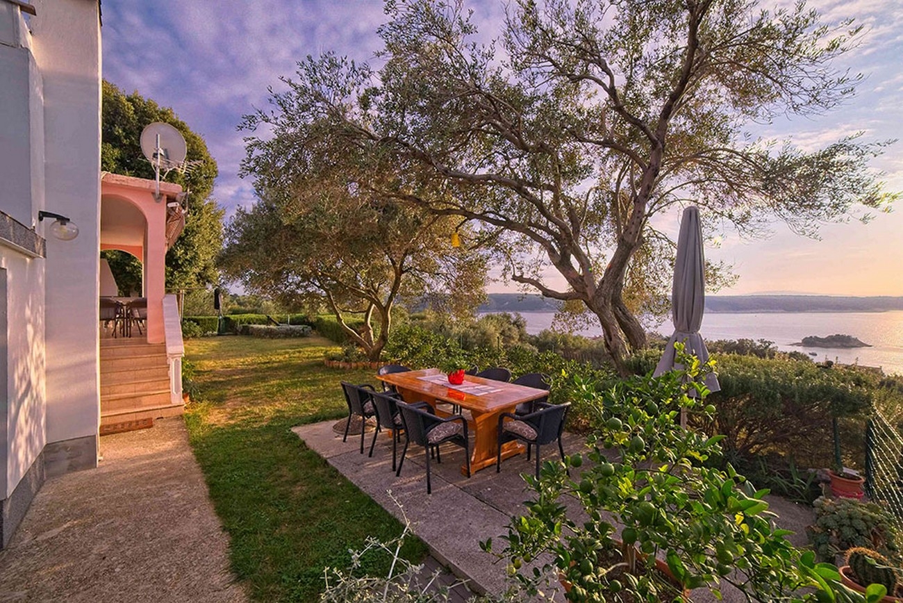 One bedroom apartment with balcony and sea view Supetarska Draga - Gonar, Rab (A-22586-b)